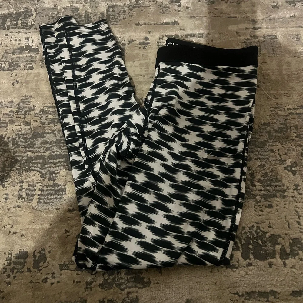 Nike Black & White Printed Relay Leggings Size Medium